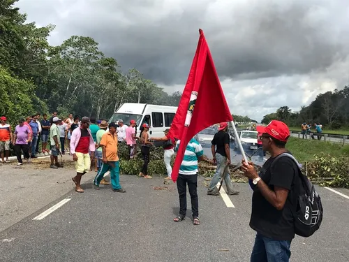 
				
					Manifestantes bloqueiam trechos de BRs na PB durante a manhã
				
				