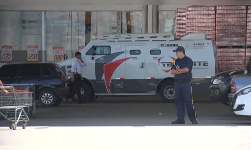 
				
					Bando assalta carro-forte que abastecia supermercado em Campina Grande
				
				