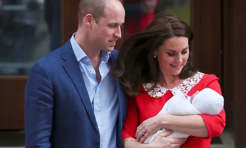 
                                        
                                            Kate Middleton e príncipe William deixam maternidade com terceiro filho
                                        
                                        