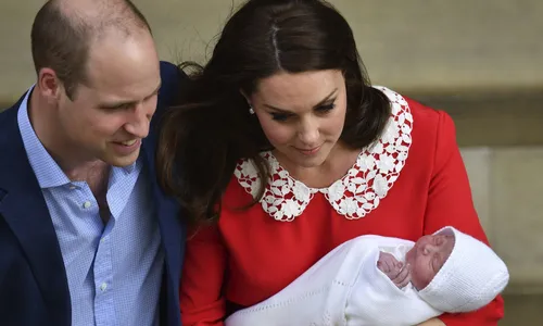 
                                        
                                            Louis Arthur Charles é o nome do 3º filho do príncipe William e Kate Middleton
                                        
                                        