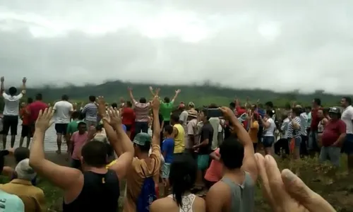 
                                        
                                            Após 7 anos de seca, açude sangra e população de São José de Piranhas agradece com orações
                                        
                                        