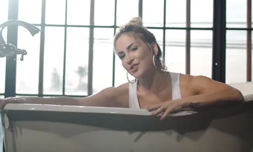 
                                        
                                            Claudia Leitte 'mergulha' no próprio sobrenome no clipe da música 'Pode Ter'
                                        
                                        