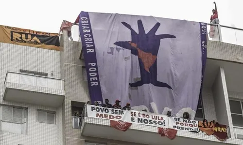 
                                        
                                            Manifestantes pró-Lula ocupam triplex do Guarujá
                                        
                                        