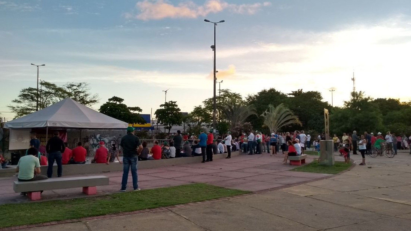 
                                        
                                            Grupo de manifestantes faz protesto por Lula em João Pessoa
                                        
                                        