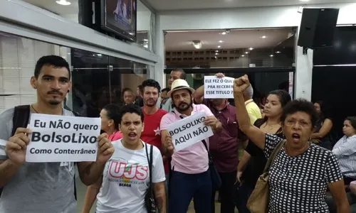 
                                        
                                            Concessão de título de cidadão pessoense a Bolsonaro é alvo de protestos
                                        
                                        