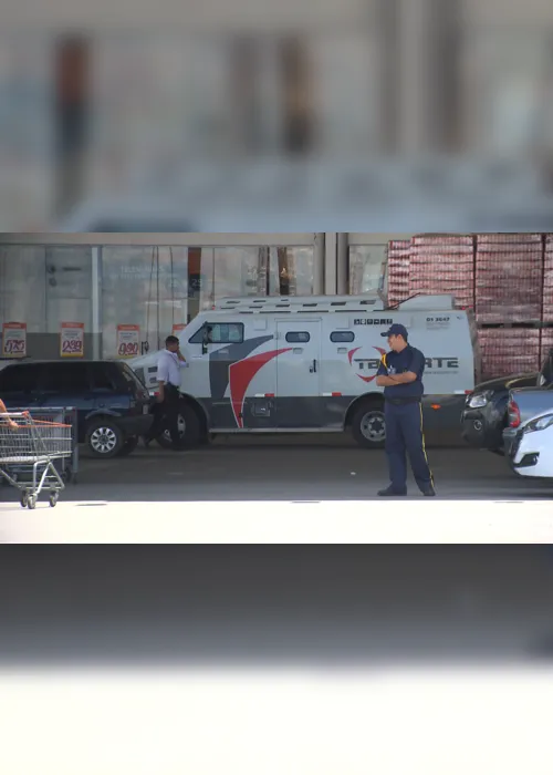 
                                        
                                            Bando assalta carro-forte que abastecia supermercado em Campina Grande
                                        
                                        