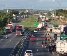 Operação na BR-101 libera caminhoneiros que querem deixar paralisação