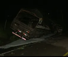 Duas pessoas morrem após carro bater em caminhão e pegar fogo em estrada