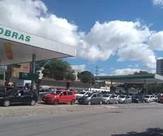 Carros fazem filas em postos de gasolina após atraso na chegada de navio na Paraíba