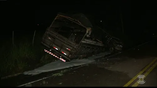 
				
					Duas pessoas morrem após carro bater em caminhão e pegar fogo em estrada
				
				