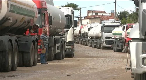 
				
					30% dos caminhões de combustível são liberados para serviços essenciais
				
				