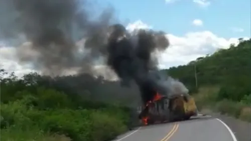 
				
					Carro-forte é explodido por grupo armado no Sertão da Paraíba
				
				