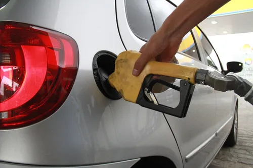 
				
					Preço do litro de gasolina cai 0,69% em Campina Grande e chega a R$ 4,195
				
				