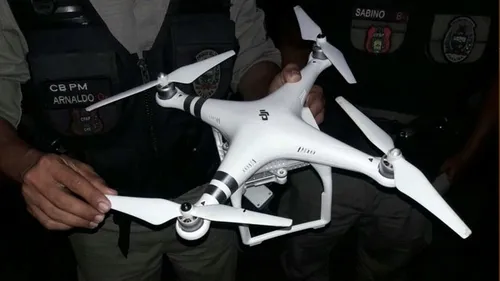 
				
					Drone com celulares é apreendido após fazer sobrevoo no presídio do Roger
				
				