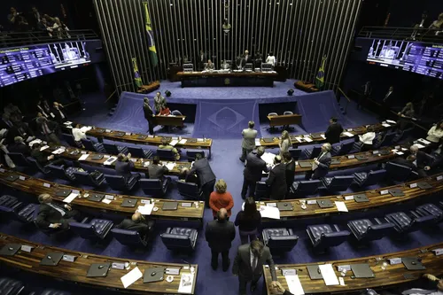 
				
					Senado aprova reajuste e ministros do STF vão receber R$ 39,2 mil por mês
				
				