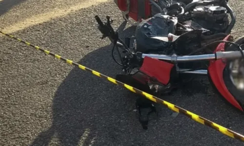 
				
					Três pessoas morrem em acidente de trânsito envolvendo duas motos no Sertão
				
				