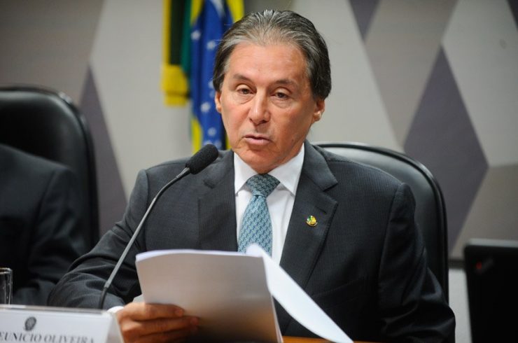 
                                        
                                            'Senado está de plantão para resolver greve', diz Eunício
                                        
                                        