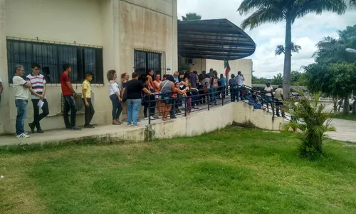 
                                        
                                            Eleitor enfrenta fila em João Pessoa e Campina Grande para regularizar título
                                        
                                        