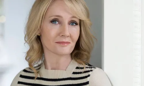 
                                        
                                            Autora de Harry Potter J.K. Rowling pede desculpas pela morte de Dobby
                                        
                                        