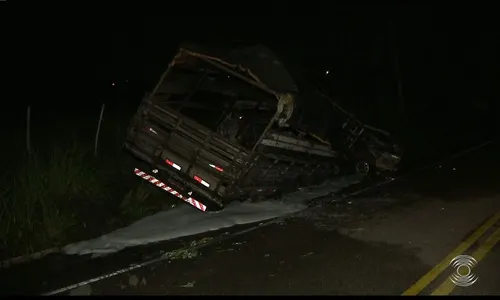 
                                        
                                            Duas pessoas morrem após carro bater em caminhão e pegar fogo em estrada
                                        
                                        