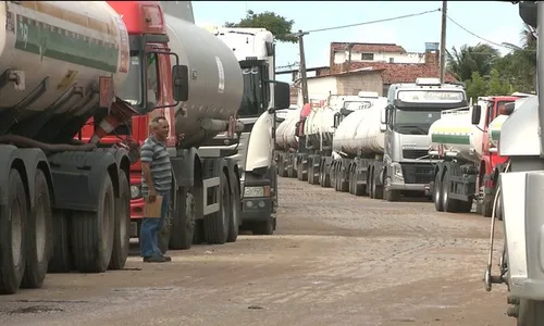 
                                        
                                            Governo ameaça tomar posse dos caminhões de grevistas para garantir abastecimento
                                        
                                        