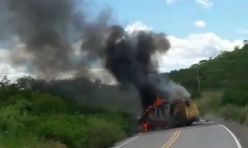 
                                        
                                            Carro-forte é explodido por grupo armado no Sertão da Paraíba
                                        
                                        