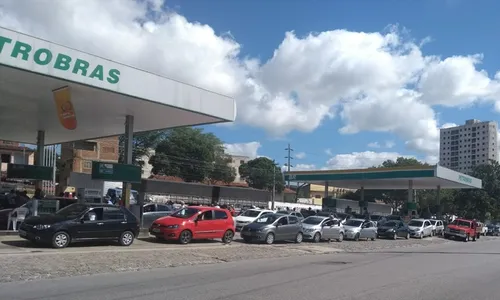 
                                        
                                            Carros fazem filas em postos de gasolina após atraso na chegada de navio na Paraíba
                                        
                                        