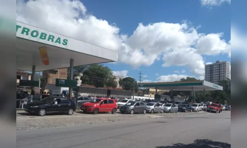 
				
					Carros fazem filas em postos de gasolina após atraso na chegada de navio na Paraíba
				
				