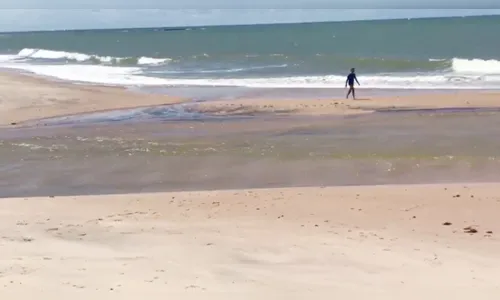 
				
					Surfistas socorrem jovem que se afogava na praia de Tabatinga, no Litoral Sul
				
				