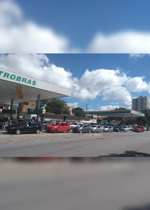 
                                        
                                            Carros fazem filas em postos de gasolina após atraso na chegada de navio na Paraíba
                                        
                                        