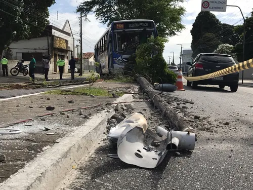 
				
					Motorista passa mal e provoca acidente na avenida Cruz das Armas
				
				