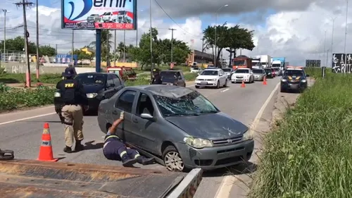 
				
					Carro com oito pessoas capota na BR-101, em João Pessoa
				
				