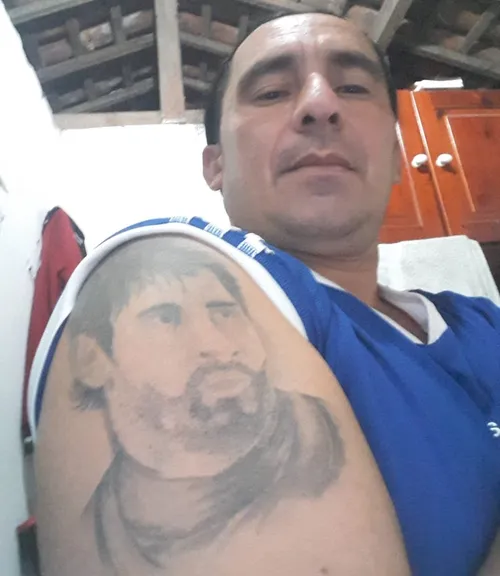 
				
					Brasileiro tatua Messi no braço e promete novas pinturas se a Argentina for campeã
				
				