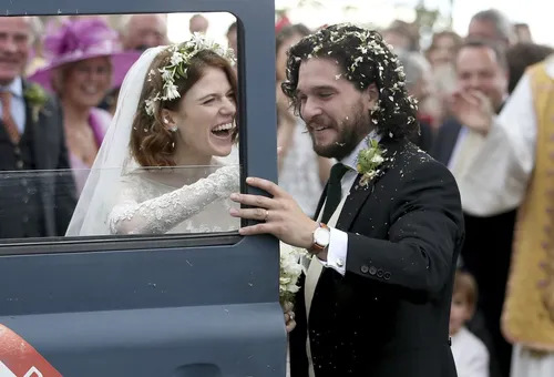 
				
					Casal em 'Game of Thrones', Kit Harington e Rose Leslie se casam na vida real
				
				