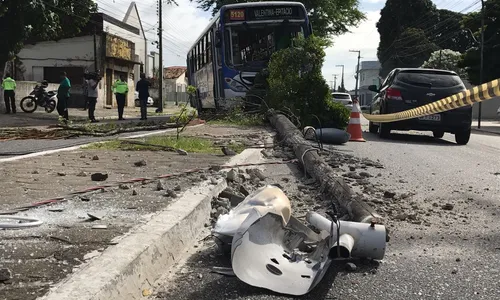 
                                        
                                            Motorista passa mal e provoca acidente na avenida Cruz das Armas
                                        
                                        