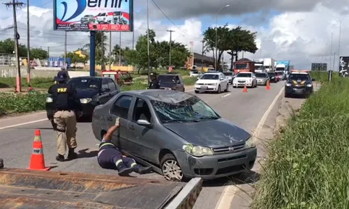 
                                        
                                            Carro com oito pessoas capota na BR-101, em João Pessoa
                                        
                                        