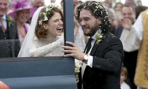 
                                        
                                            Casal em 'Game of Thrones', Kit Harington e Rose Leslie se casam na vida real
                                        
                                        