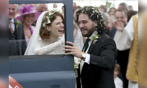 
				
					Casal em 'Game of Thrones', Kit Harington e Rose Leslie se casam na vida real
				
				