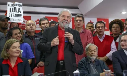 
                                        
                                            PT adia encontros estaduais e prioriza pré-candidatura de Lula a presidente
                                        
                                        