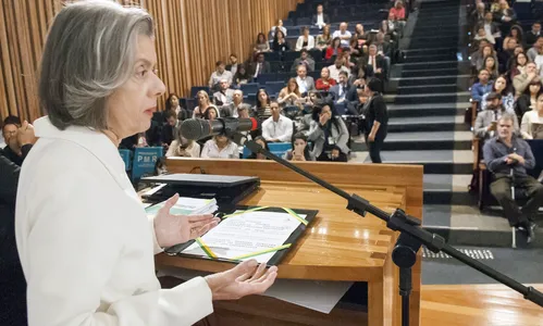 
                                        
                                            Cármen Lúcia critica pouca diversidade de partidos e demonização da política
                                        
                                        