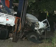 Motorista morre após ficar preso às ferragens em acidente entre caminhões