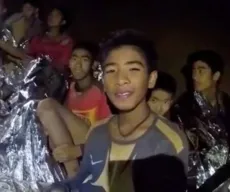 Quatro das doze crianças presas em caverna na Tailândia são resgatadas