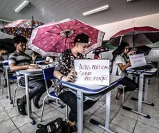 Alunos fazem protesto criativo contra salas alagadas e sem ar-condicionados