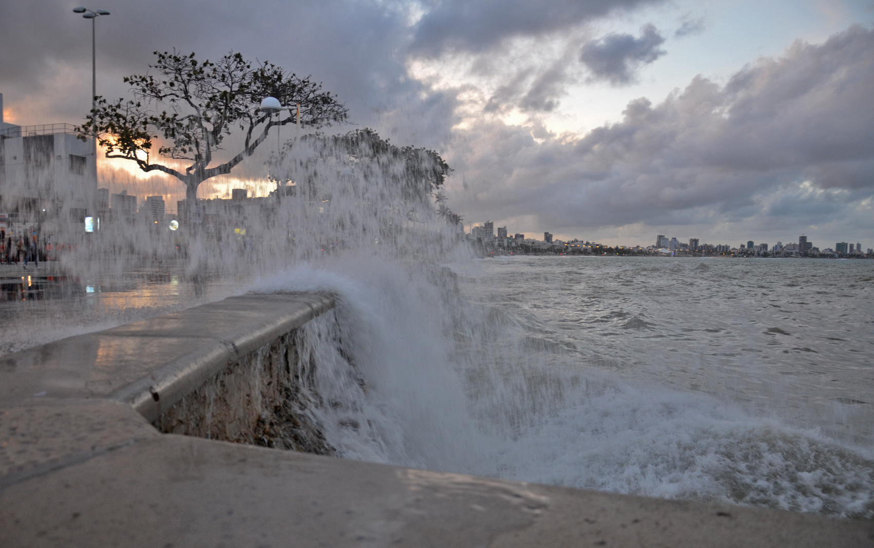 Litoral da Paraíba recebe alerta de ressaca; ondas podem atingir 4 metros até o sábado