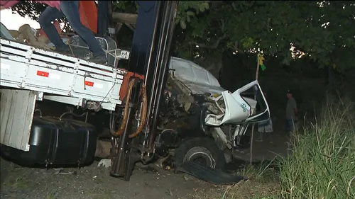 
				
					Motorista morre após ficar preso às ferragens em acidente entre caminhões
				
				