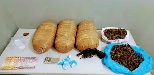 
				
					Mulher é presa com arma de fogo, cocaína e 6 kg de maconha em Campina Grande
				
				