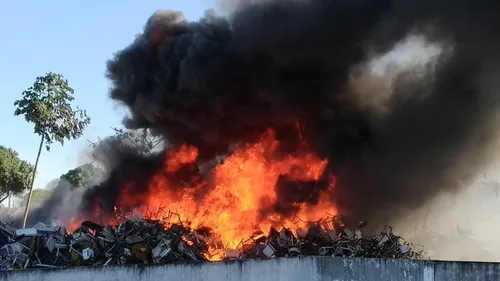 
				
					Incêndio atinge galpão da Secretaria de Estado da Educação, em João Pessoa
				
				