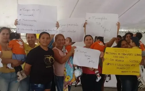 
				
					Grupo de mães de crianças com microcefalia realiza protesto
				
				