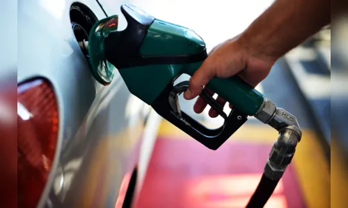 
				
					Petrobras anuncia reajuste de 5% para a gasolina nas refinarias a partir desta quarta-feira
				
				