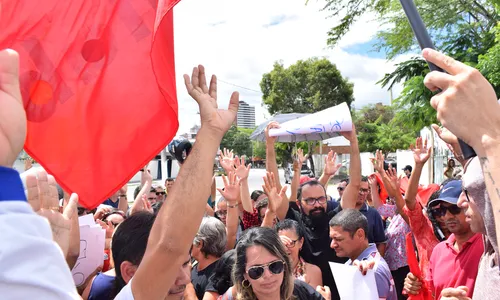 
                                        
                                            Servidores protestam na Câmara e Romero garante reajuste sobre vencimento bruto
                                        
                                        